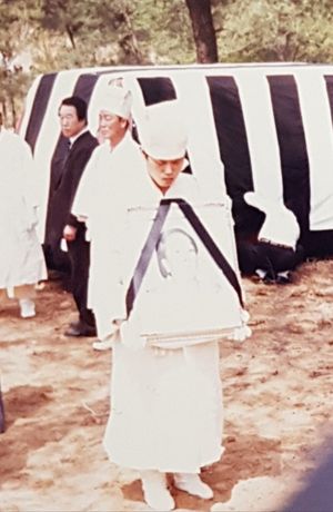 후사가 없어 장조카이자 의친왕의 종손인 이준 황손이 상주를 하였다.