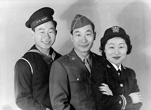 필립 안(가운데)과 그의 형제, 랄프 안과 수잔 안, 1942년
