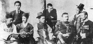 1896년 니콜라이 2세의 대관식에 참석한 대한제국 사절단(앞줄 왼쪽 두 번째가 윤치호, 세 번째는 민영환)