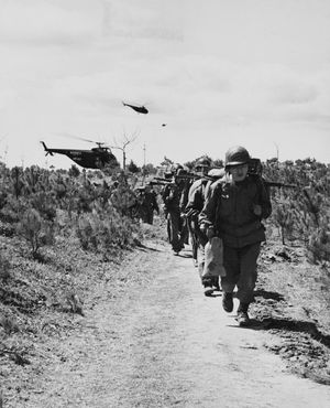 1952년 4월, 미국 해병대 시콜스키 HRS 헬리콥터가 한국 해병대를 하차시키는 모습