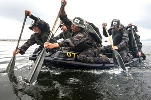 소부대 상륙돌격훈련을 실시하는 해병대 수색대 교육생
