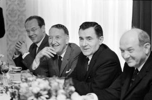 1967년 글래스보로 회담에서 (왼쪽 두번째로부터 레웰린 톰슨 (소련 주재 미국 대사), 안드레이 그로미코 (소련 외상)와 러스크)
