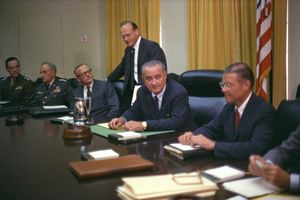 1965년 7월 각료 회의에 참석한 존슨