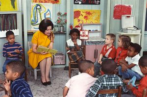 영부인 레이디 버드 존슨이 1966년 헤드스타트 수업을 방문한 모습