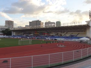 리살 기념 경기장(Rizal Memorial Stadium)의 지상 전경. 리살 기념 스포츠 단지(Rizal Memorial Sports Complex)의 일부임.