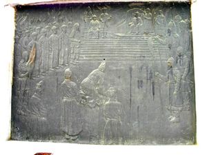 인조가 청나라 황제 홍타이지에게 항복하는 장면(삼전도비 부조상)