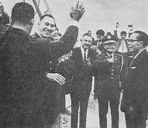 미국 민정부의 언거 고등변무관에게 만세 삼창하는 류큐인