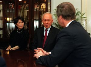 2000년, 리콴유(중앙)가 미국 국방장관 윌리엄 S. 코헨과 주미 싱가포르 대사 찬 헹 치를 만나는 모습