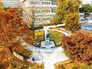 부산대 부마민주항쟁탑