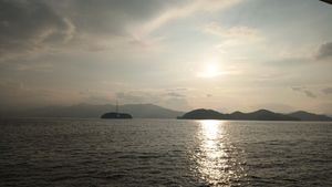 통영항여객선터미널 앞바다에서 바라본 거제시 둔덕면 방화도와 화도