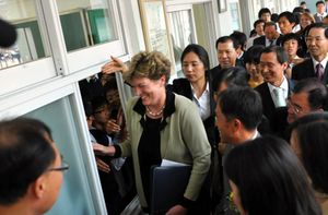 33년 전 원어민 영어 교사로 있었던 예산중학교를 다시 찾은 캐슬린 스티븐스 대사(2008년 10월 8일)