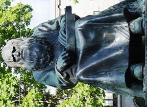 소르타발라, 카렐리야의 콜미쿨만푸이스토 공원에 있는 루네송 가수 페트리 셰메이카 동상