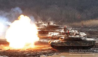 K1A1 전차가 2010년 사격훈련을 하는 모습.