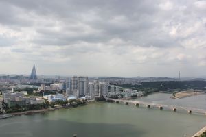 새로 건설된 창전 아파트 단지가 있는 평양 중심부. 배경에는 옥류교와 류경호텔이 보인다.