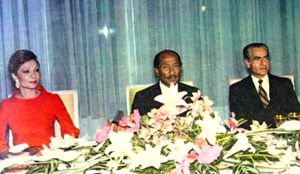 파라 디바 왕비, 안와르 사다트 대통령, 모하마드 레자 팔레비 국왕 (1975년 테헤란)