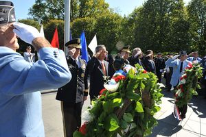 미군 병사들과 한국 전쟁 참전 용사들이 전사자들을 추모하고 있다.
