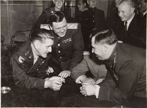 1947년 7월 서울에서 열린 미소공동위원회에서 담소하는 양측 대표. 좌로부터 미군정청 사령관 하지(John R. Hodge) 중장, 소련측 대표 레베데프 소장과 스티코프 상장.