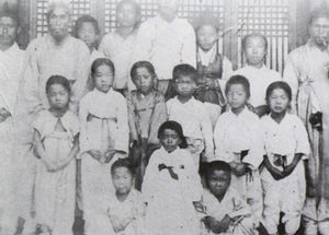 언더우드 학당 시절 (1888년경), 맨 앞줄 가운데가 김규식