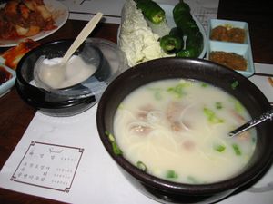 식탁 위에 차려진 설렁탕