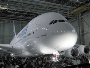 2005년 1월 18일 프랑스 툴루즈에서 열린 "A380 공개" 행사에서 완성된 첫 번째 A380