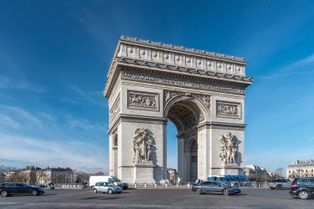 [[에투알 광장]]의 [[개선문]], [[나폴레옹 1세]] 황제가 [[아우스터리츠 전투]] 승리 후 1806년에 의뢰하여 건설한 제정 양식 건축물의 가장 유명한 예시 중 하나이다.