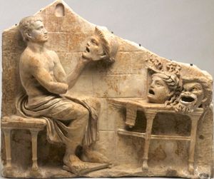 로마, 공화정 시대 또는 초기 제국, '새로운 희극의 가면을 쓴 앉아 있는 시인(메난드로스)의 부조', 기원전 1세기 – 서기 1세기 초, 프린스턴 대학교 미술관