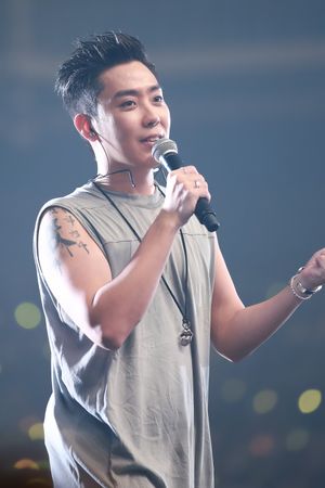 2016년 9월 10일 YELLOW NOTE CONCERT에서 공연중인 은지원