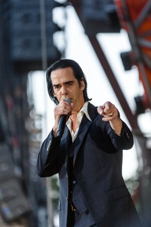 음악인 닉 케이브는 ChatGPT를 "사람같이 답변하는 기이한 것"이라고 평가한다.