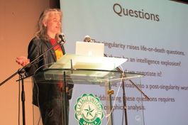 2012년 3월 27일, 마닐라에 있는 데 라 살레 대학교에서 열린 앨런 튜링 기념 행사에서 강연하는 찰머스