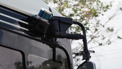 자율주행 버스 측면에 부착된 원통형 LiDAR (도치기현 니코시에서의 실증 실험차량, 2023년)