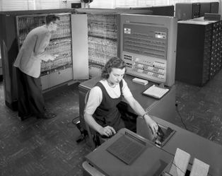 1957년 [[미국 항공 자문 위원회|NACA]]에 있는 IBM 704 메인프레임