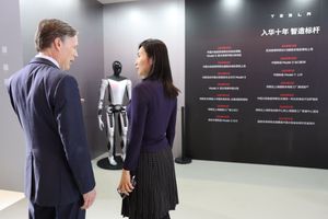 옵티머스 디스플레이 앞에 있는 두 사람