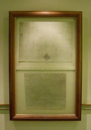 베이커 기념 도서관에 전시된 다트머스 대학교 헌장. 이 헌장은 1769년 12월 13일 조지 3세를 대신하여 서명되었다.