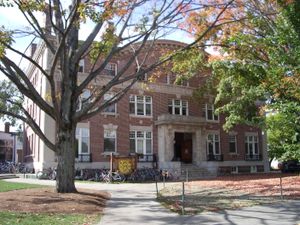 로빈슨 홀은 다트머스 아웃팅 클럽을 포함한 여러 대학생 운영 단체를 수용하고 있다. 이 건물은 애팔래치아 트레일의 지정된 정류장이다.