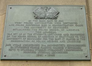 구 의과대학에 있는 폴란드 의과대학을 기리는 명판