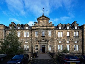 드럼몬드 스트리트(Drummond Street)에 위치한 구 외과 병원은 과거 왕립 병원의 일부였으며, 현재는 대학의 지리학 연구소로 사용되고 있다.