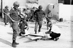 수에즈 운하를 넘는 최초의 전술 무인기 작전(1969) 전 마지막 준비. 서 있는 사람: 이스라엘 정보부대의 샤브타이 브릴 소령, 전술 무인기의 개척자.