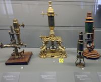 18세기 파리의 장식미술관에 있는 현미경들