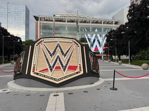 스탬퍼드에 있는 거대한 WWE 챔피언십 벨트 조형물
