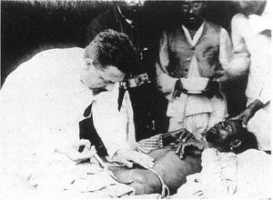 1898년 카라치에서 폴 루이 시몽이 페스트 백신을 접종하는 모습