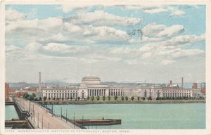 1916년 완공된 당시 새 케임브리지 캠퍼스. MIT가 케임브리지로 이전하기 전에 명명된 하버드 다리가 전경에 있다.