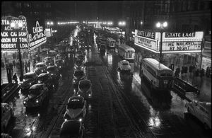 쿠브릭이 1949년 룩 잡지를 위해 촬영한 시카고 거리 풍경 사진. 스테이트/레이크 역에서 촬영되었다.