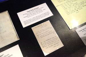 로큰롤 명예의 전당에 전시되어 있는 〈God Only Knows〉의 가사 원고