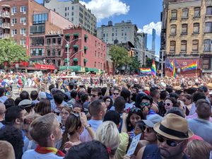 NYC 프라이드 퍼레이드는 세계 최대 규모의 성소수자 행사 중 하나이다. 관용에 대한 인식은 지역과 문화에 따라 차이를 보인다.