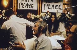 〈Give Peace a Chance〉의 녹음 장면. 왼쪽에서 오른쪽으로, 로즈마리 리어리, 토미 스모더스, 존 레논, 티모시 리어리, 오노 요코, 주디 마르코니, 그리고 폴 윌리엄스.