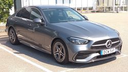 메르세데스-벤츠 C클래스는 인기 있는 중산층 차량으로 여겨진다.