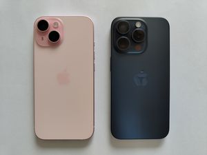 아이폰 15(왼쪽)과 아이폰 15 Pro(오른쪽)