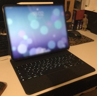 매직 키보드가 장착된 12.9인치 아이패드 프로 (4세대)