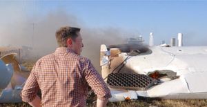 2014년 머스크가 F9R Dev1 잔해를 살펴보고 있다