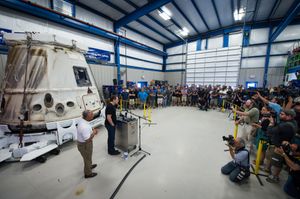 2012년 캡슐 옆 연단에서 연설하는 머스크